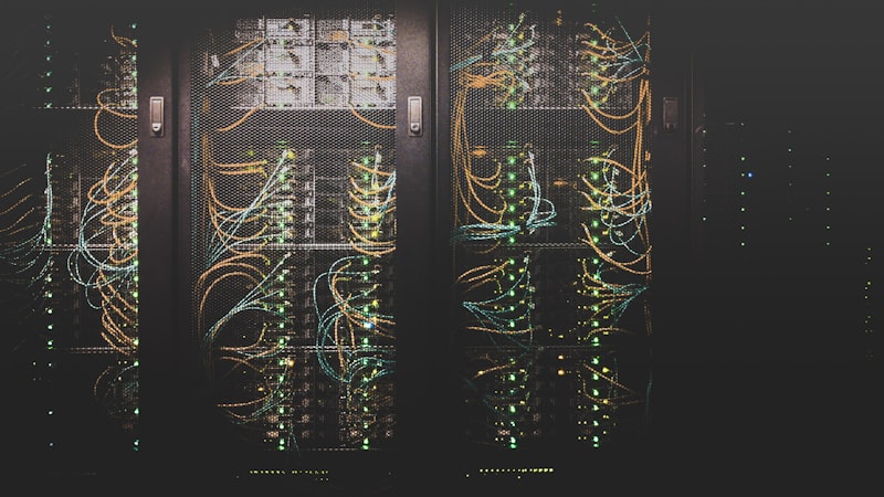 现代数据中心内部场景，展示服务器机架与蓝色LED灯光